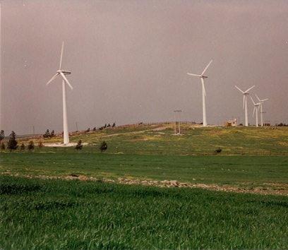 - Şekil 5.2 Rüzgar Çiftliği( santrali) Kamşa/Jaraş Şehrinde[12] 5.4 Elektrik Enerji Taşıma Sistemi Enerji taşıma işlemi aktarma istasyonları ve iletim hatları olmak üzere iki yoldan yapılmaktadır.