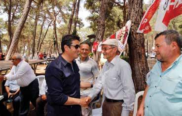 Belediye Başkanı Turgay Genç, Pazar mesaisini birçok mahallede düzenlenen düğün, mevlit, toplantılar ile mesire alanında sivil toplum örgütleri ve hemşehri derneklerinin düzenlediği şenliklere ayırdı.