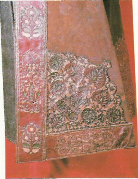 Bir zamanlar, yüksek rütbeli bir Türk sipahisine ait olduğu anlaşılan ve 1526 yılındaki Mohaç savaşını görmüş olan bu işlemeli deri kaftan, dört yıl önce Millî Müzeye maledilmişti (Feher, 1974: 22).