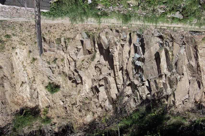 Foto 4.3: Kavaklı Sırtından Uzunsırta bakış. Temel kayaları içindeki bazaltlarda gelişmiş sütun lavları.