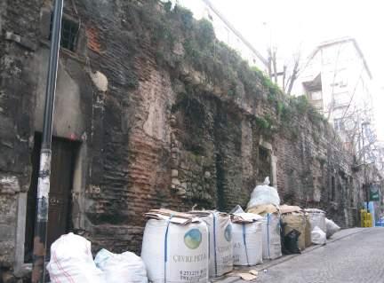 Nispeten küçük olan bu sarnıç dört sütun tarafından taşınır ve yaklaşık 8 x 15 metre ölçülerinde dikdörtgen planlı bir yapıya sahiptir.