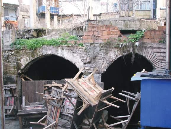 hazırlayan: arkeologlar derneği istanbul şubesi Gözden Kaçanlar Resim 13 Kirmasti Sarnıcı, dıştan genel görünüm. sıra halinde dizilmiş on altı adet sütuna sahip olduğu düşünülmektedir.