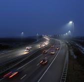 Çift konsollu kurulumda dar bir merkezi rezerve sahip iki şeritlik iki sete kadar ME1 aydınlatma sınıfı (toplam 20 metre civarı yol genişliği).