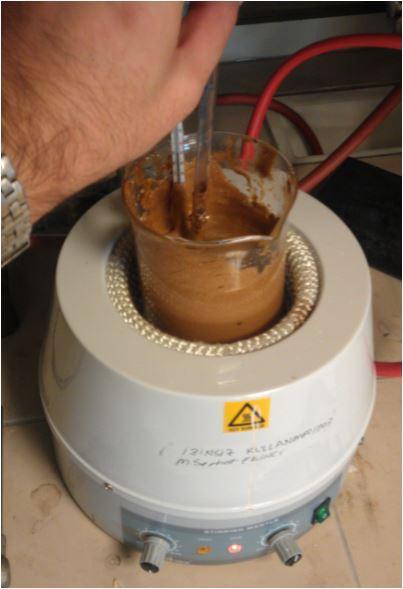67 Resim 8.1. Boroksit ve melasın bileģiğiyle hazırlanan katkı maddesi 8.3. Modifiye Bitümün Üretim ĠĢlemi Katkı maddesinin hazırlandığından en az 24 saat sonra bitüme ilave edilmiģ.