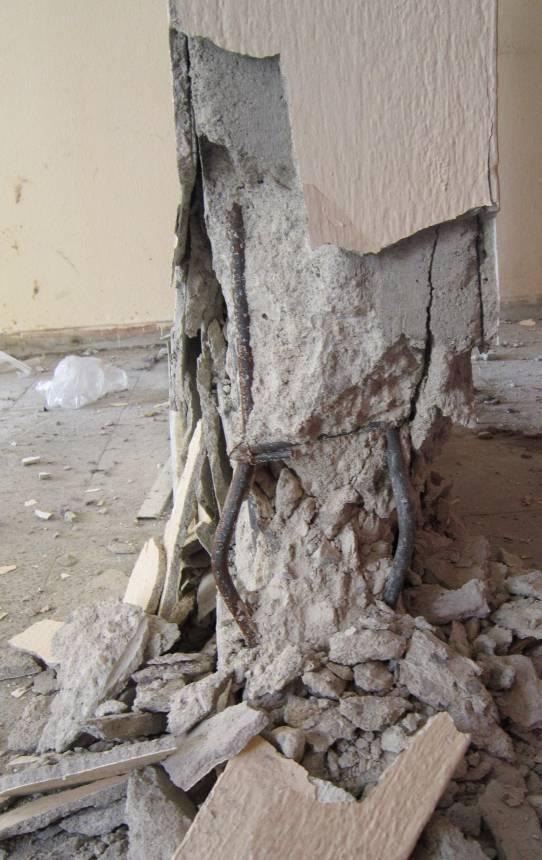 Eğilme davranışı nedeniyle oluşan ek basınç kuvvetleri sonucunda kolon alt ucunda dağılan beton bloğu ve burkulan boyuna donatılar oldukça hasarın oldukça ağır olduğunu göstermektedir. Resim 3.