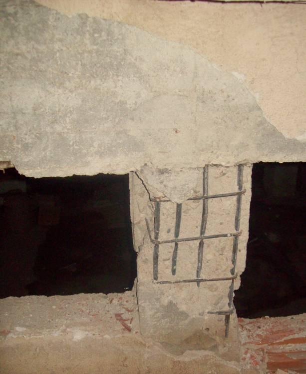 Resim 3.9: 19 Mayıs 2011 Simav depremi sonrası gözlenen kısa kolon hasarı Kısa kolon hasarı yalnızca bant pencere gibi net açıklığı azaltan uygulamalar sonrasında oluşmayabilir.