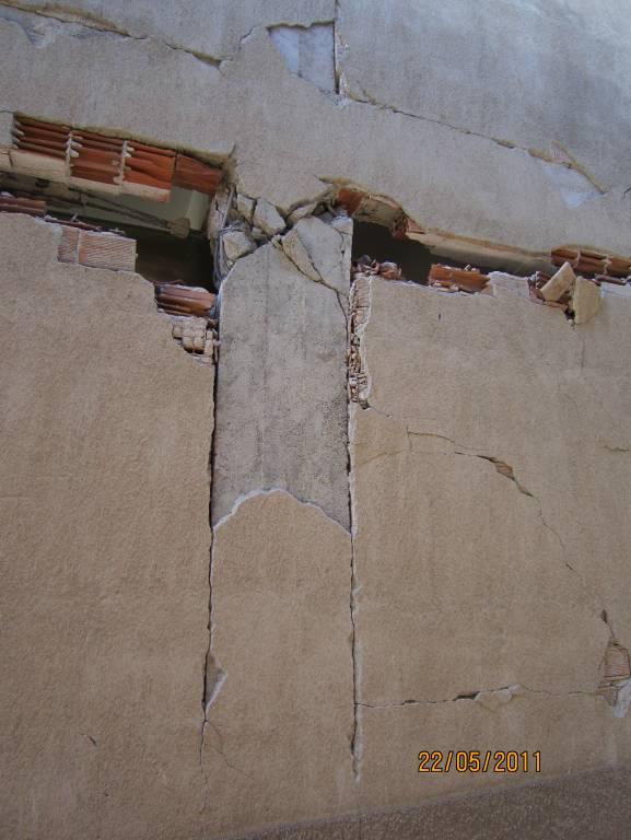 Resim 3.10: 19 Mayıs 2011 Simav depremi sonrası dolgu duvar davranışı nedeniyle oluşan kısa kolon hasarı.