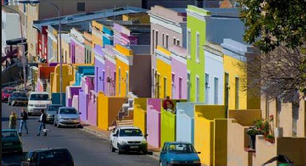 Boo Kaap Long Street'ten yürüyerek ulaşabileceğiniz Bo Kaap her biri rengarenk boyanmış evleriyle oldukça ilginç. Bunun sebebi kölelik zamanına kadar uzanıyor.