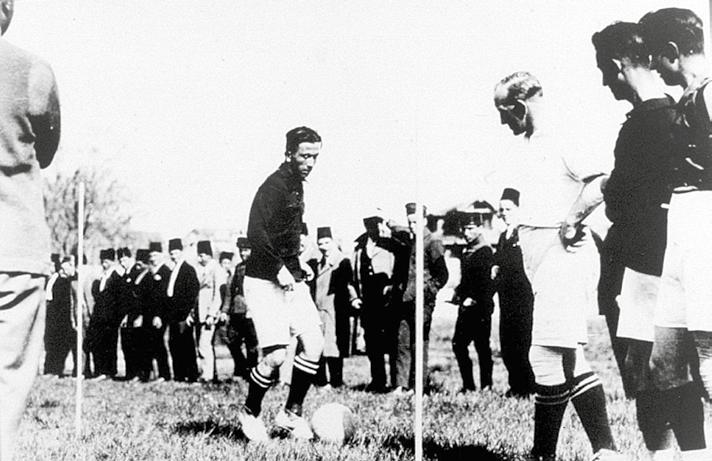 İskoç Antrenör Billy Hunter Scottish Coach Billy Hunter Dünya Savaşı sonrası 1919 da yapılan IOC nin I. 18.