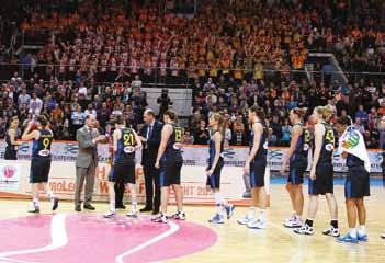 Yıldızlarla dolu kadrosuyla adeta bir WNBA takımını andıran rakibi önünde mücadeleye düşük şut yüzdesi ve etkisiz oyunuyla başlayan Fenerbahçe Gruda, Parker ve Taurasi üçlüsünün etkili oyunu