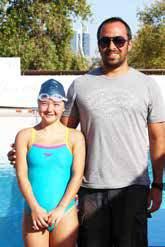 Yüzme antrenörünün küçük kızın yeteneğini keşfedip ailesini teşvik etmesiyle spor hayatı başlayan Öztekin, Türkiye Özel Sporcular Spor Federasyonu nun yaptığı bölge ve Türkiye Şampiyonası