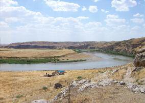 Hirbemerdon Tepe ve Yukarı Dicle Vadisi Çalışma Türü : Kazı ve Yüzey Araştırması Yer : Hirbemerdon Tepe ve Yukarı Dicle Vadisi (Diyarbakır) Başlangıç Yılı : 2003 Başkan : Prof.