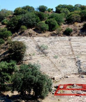 antica Pergamo), giacciono i resti della maggiore città dell Eolide, Kyme, fondata intorno alla metà del XI secolo a.c. da popolazioni venute dalla Grecia settentrionale, nel territorio compreso tra i fiumi Xantos e Ilıca Su.