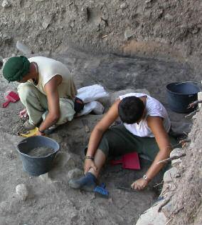 yüzyıl) Y umuktepe yerleşmesi, Mersin şehrinin kalbinde, Prehistorya dan Orta Çağ a uzanan kesintisiz tabakaların oluşturduğu, yaklaşık 9000 yıllık devamlılığı ile 23 metre yüksekliğe sahip bir