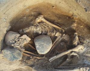 Il declino degli Ittiti nell età del Ferro mostra a Yumuktepe una riduzione dell'abitato: le numerose ceramiche pregiate di provenienza greca e cipriota suggeriscono che il sito fosse un centro
