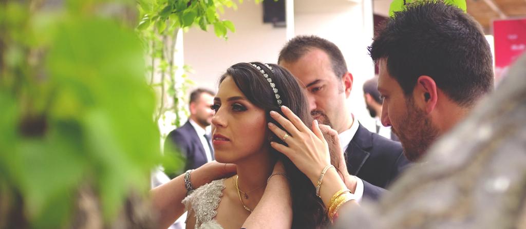 Paket 4 Film Gibi Serenade Wedding Photography nin iki fotoğrafçısı, çiftin kuaförde başlayan heyecanlı hazırlık aşamalarını profesyonel şekilde fotoğraflayarak ilk danslarına dek onlara eşlik eder.