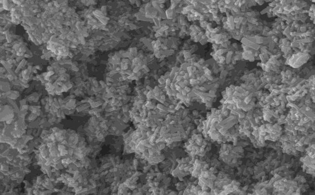 Bu bağlamda, tek pişirim porsesi ile üretilen seramik duvar karolarının yüzeyleri inorganik malzemeler kullanarak yüzeyde nano/mikron altı pürüzlülük oluşumunu sağlayacak şekilde Alümina-silika toz
