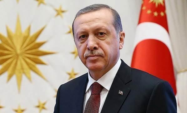 Erdoğan a hakaret davaları Evrensel Gazetesi nin eski sorumlu yazı işleri müdürü Vural Nasuhbeyoğlu ve eski imtiyaz sahibi Mehmet Arif Koşar, gazetede yayımlanan bir haber nedeniyle cumhurbaşkanına