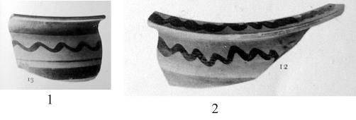 Bezemelerinde dalgalı çizgiler dikkat çeker. 16 no lu örnek Miletos 5 ile benzerdir. Larisa: (Fig.118) Fig.117 1) Larisa am Hermos III, lev. 49.13. 2) Larisa am Hermos III, lev. 49.12.