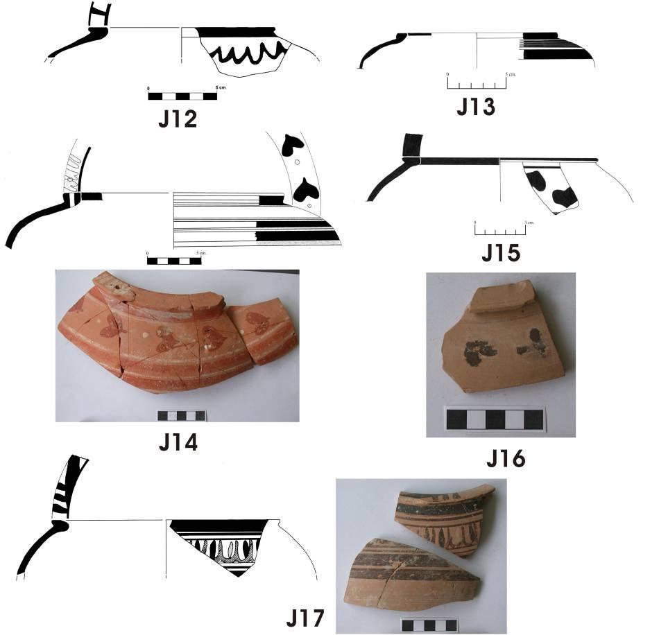 J14 te omuz hafifçe düzleştirilmiştir. Ancak diğer örneklerde gövdenin kavisi bozulmaksızın ağıza birleşir. Bezeme: J13, J14 ve J15 te ağız kenarının iç kısmında birer firnis bant vardır.