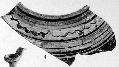 Rhodos ta mezar buluntusu olarak ele geçen çok sayıda örnek mevcuttur. 1 no lu örnek 550-525 yılları arasına tarihlenmektedir. Yüksek ve oval gövde yapısı ile diğer örneklerden ayrılmaktadır.