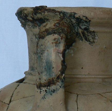 -LMT01 kuyusunun dip malzemesi içerisinde ele geçen bir masa amphorasının kulbu üzerinde, demir bir telin bağlı olduğu tespit edilmiştir.
