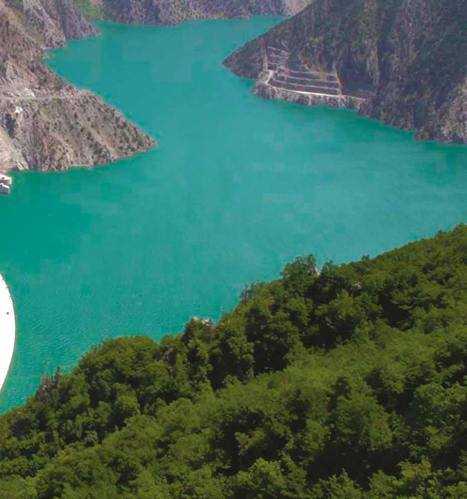 DERİNER BARAJI ve HİDROELEKTRİK SANTRALİ ARTVİN - 2015 MasterPozzolith 105 MasterRheobuild 716 Deriner Barajı, Artvin de, Çoruh Nehri üzerinde, enerji üretmek amacıyla 1998 yılında inşasına başlanmış