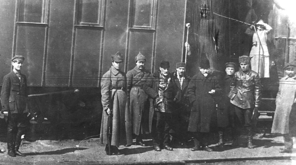 Karabag Bakü Tren Garında Kalinin in karşılanması. Soldan sağa Azerbaycan SSC MSK Başkanı S.Ağamalıoğlu, Halk Komiserleri Kurulu Başkanı Musabeyov, Kalinin M.İ.