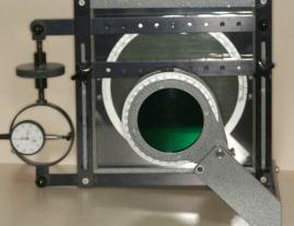 . Resim 2.29. Universal test cihazı Fotoelastik stres analizinde kullanılacak olan polariskop cihazı Ж üniversal test cihazı üzerine yerleştirildi.