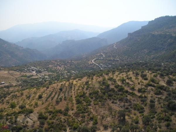 ortalama yağış değerleri yaklaşık 600 mm dir. Aylık en fazla yağış ortalama 100 mm ile Aralık ve Ocak aylarında gözlenmektedir.