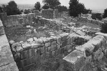 Erdemli İlçesi YÜZEY ARAŞTIRMA RAPORLARI Korykos antik kenti nekropol alanında tespit edilip yayınlanmış olan yaklaşık 630 kadar yazıtın (J. Keil A.