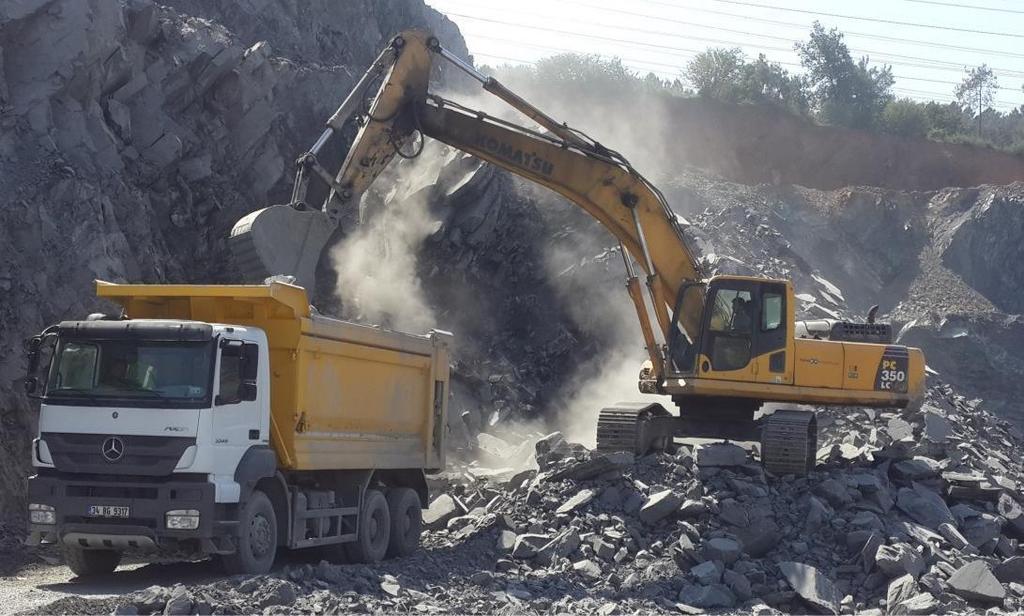 Patlatma işlemi sonunda gevşeyen malzeme ekskavatör yardımıyla kamyonlara yüklenip çeneli kırıcıya taşınmaktadır. 2.3. 3. HAFTA Şekil 2.14.