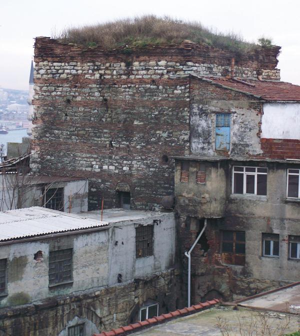 TOPLUMSAL TAR H 277 OCAK 2017 nı naklettiği ve günümüzde de aynı adla bilinen Aya İrini Kilisesi dir.