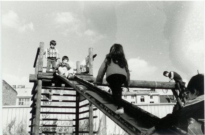 Jeden Tag schleppte die Köchin mit Hilfe der Reinigungsfrau das Essen für 55 Kinder über die Überbauung auf die Brücke. Spielflächen im Freien gab es für die 85 Kinder nicht. In der Skalitzer Str.