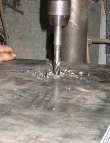 Çelik tüp imalatında öncelikle 2 adet 32 x 96 cm ve 23 x 96 cm ebatlarındaki saçlar birbirlerine puntolanarak tüp geometrisi