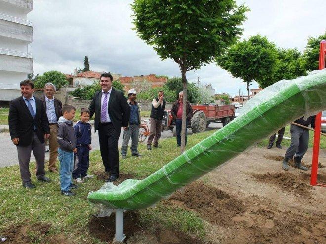 yarbaģı meydanına yakıģacak olan yeni yaģam alanları oluģturuyoruz vatandaģlarımız Aileleri ile gelip burada boģ vakitlerini geçirmeleri için gerekli çevre düzenlemeleri ve yenileme çalıģmalarını