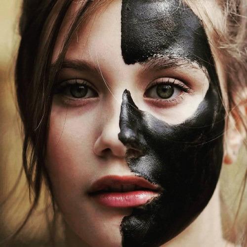 Siyah Yüz Maskesi Kozmetik pazarında son dönemin en büyük furyası, hiç şüphesiz siyah maskede yaşanıyor.