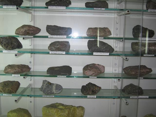 Mineraloji Doğal koşullarda oluşmuş, katı, homojen, genellikle inorganik, oldukça düzenli atom diziliminde ve belirli