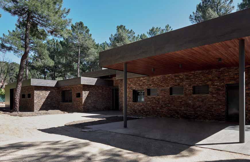 PRIVATE RESIDENCE NAVAS DEL MARQUÉS (SPAIN) Ventilated Façade: Iron Moss mm +