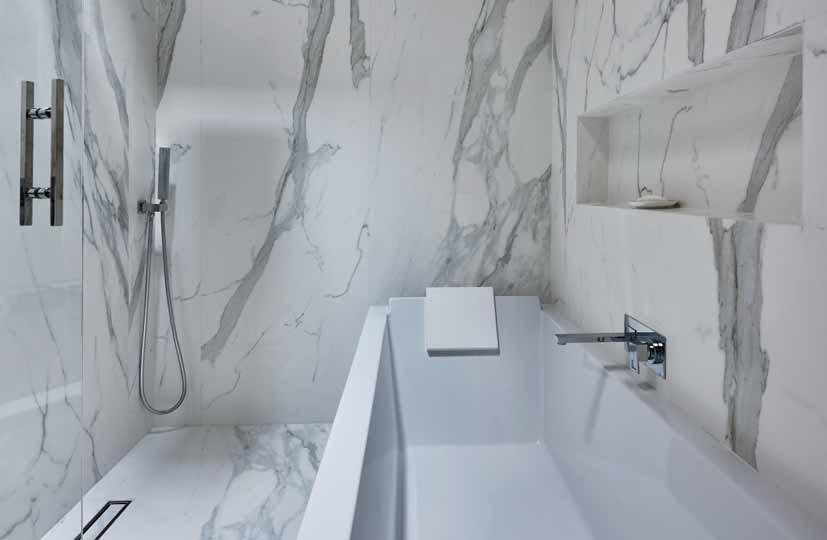 Private Residence NAVAS DEL MARQUÉS (SPAIN) Wall, Vanity Counter, Sinks, Cabinetry Veneering, Shower wall & Floor: Estatuario Silk