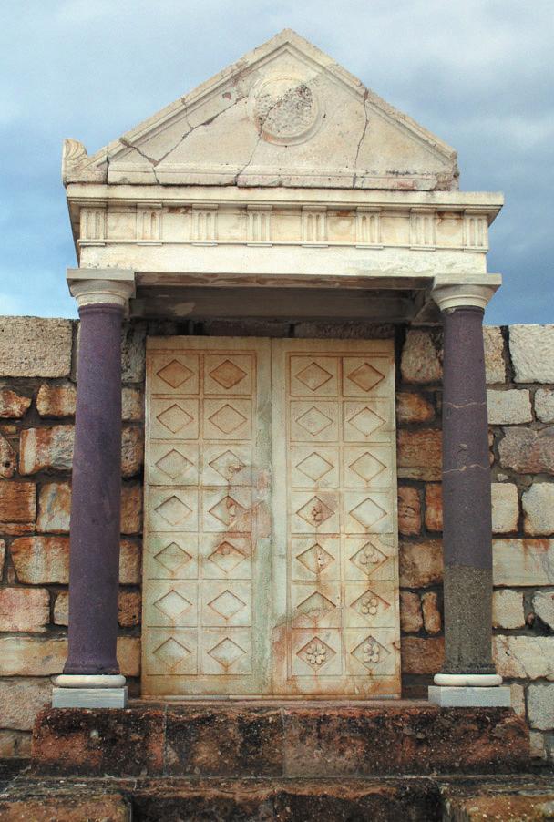 Anadolu nun eski Sinagog u da orijinaline yak n bir hale getirilmiﬂtir ve taban n süsleyen mozaikleri renk ve desen çeﬂitlili i ile dikkat çeker.