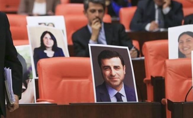 Yargılanan HDP li vekiller HDP Hakkari Milletvekili Abdullah Zeydan, tutuklu yargılandığı davada 'terör örgütüne yardım etme' ve 'terör örgütü propagandası yapma' suçlarından 8 yıl 1 ay 15 gün hapis