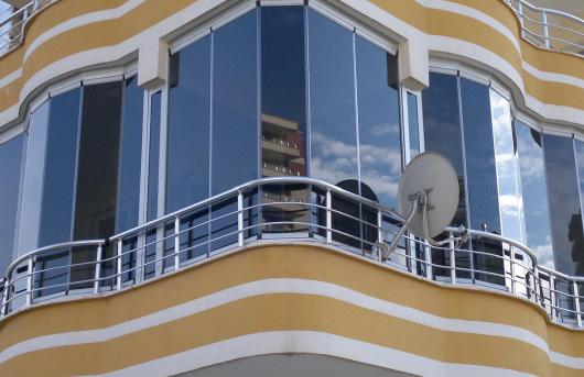 Dar balkonlarda balkon alanını aynen korumaktadır.