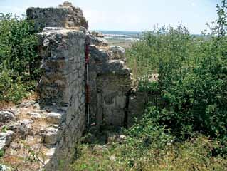 McNicoll, Hellenistic Fortifications from the Aegean to the Euphrates, 1997). 2007 yılında Varkıvanç akro polisteki pencereli Hellenistik yapı hakkında bir yayın yapmıştır (B.