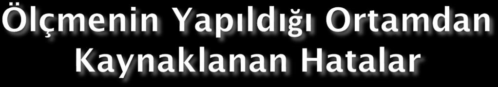 Testin uygulanışı sırasında, sınavın uygulandığı dersliğin sıcaklığı, ışık, havalandırma, gürültü düzeyi, sınav düzeninin kopya çekmeye uygun olması gibi faktörler,