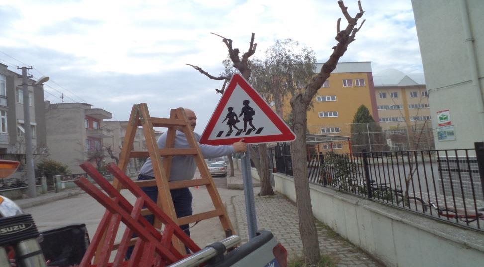 gerekli tedbirler alınmış araçlar park etmemesi için uyarı levhaları konulmuştur. 17.