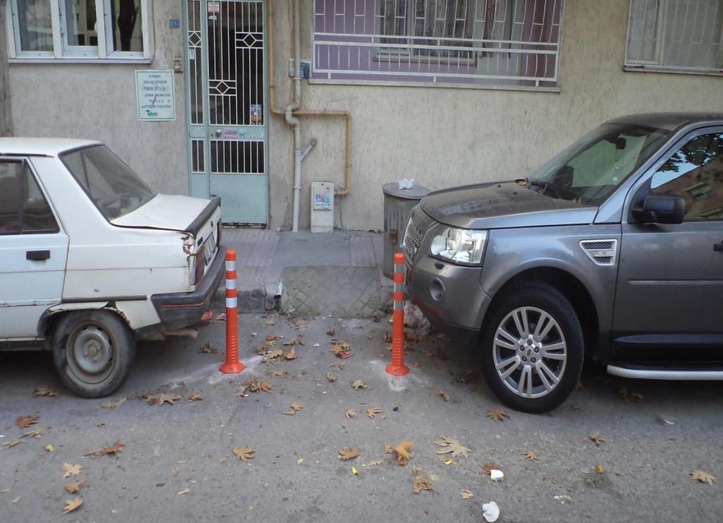 yoğun olduğu sokaklarda bulunan engelli rampaların iki