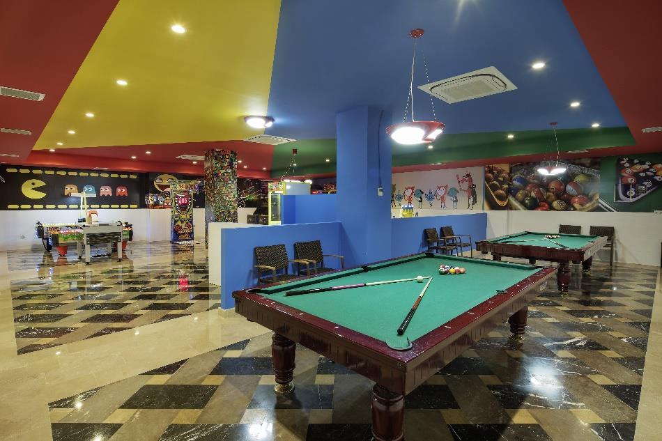 Fitness salonu Bilardo Tenis kortu (1 adet )