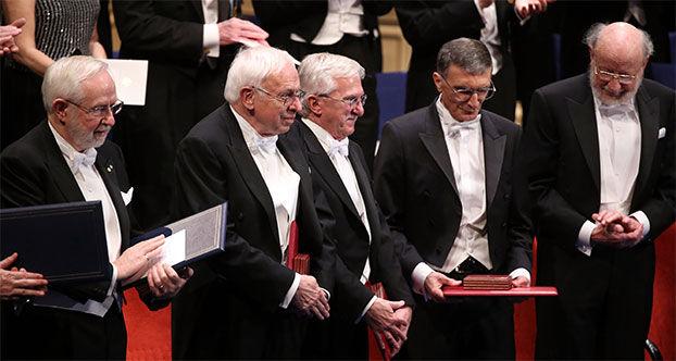 17:53 - Stockholm Konser Salonu'ndaki törende ayrıca edebiyat, ekonomi, fizik ve tıp alanlarındaki Nobel sahiplerine, ödülleri takdim edilecek. 17:54 - Ödüller verilmeye başlandı.