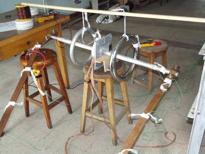 1000 A normal alüminyum tij li geçit izolatörünün sıcaklık artışı deneyi yeniden yapılmıştır.